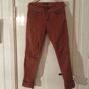  - Stuprörsbyxor från Lindex, i terracotta färg, i fint skick.  Har Swish, köparen står för frakt.