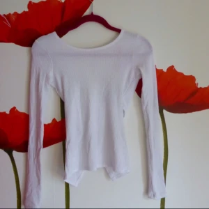  - Vit, ribbad, långärmad tröja med superfin, korsad rygg. Som ny. Frakt: 28 kr 🌻