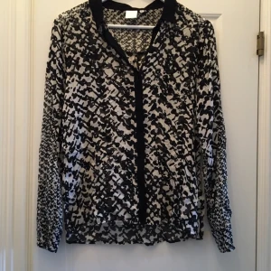  - Tunn blus från Inwear strl 36. Oanvänd i mycket bra skick!   Hämtas på Kungsholmen eller skickas mot frakt 