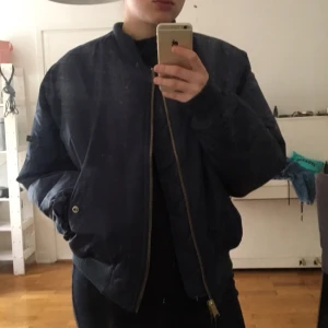  - Varm bomberjacka i marinblå