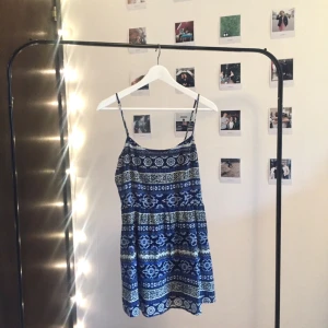  - Svallande kortklänning som tyvärr inte använts på länge. Jätteskönt. Mötes i Stockholm eller fraktas. 