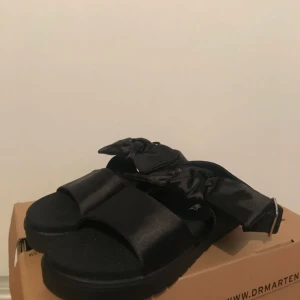  - Jättesöta sandaler från monki i Strl 36 men passar mig med 37 också. Köpte dom i somras till en resa men dom blev aldrig använda så dom är endast testade✨ justerbara spännen på sidan:) Köparen står för frakt✨