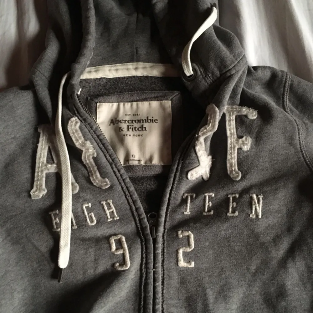 En av mina gamla favvo-hoodies från Abercrombie & Fitch! Säljer då den har blivit för liten :(( Använd en del men fortfarande i bra skick! 🌹 Frakt ingår i priset! . Hoodies.