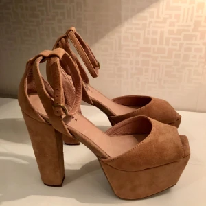  - Helt oanvända Jeffrey Campbell klackskor. 13cm klackhöjd. Storlek 38. Har prytt min skohylla och tyvärr aldrig kommit till användning. Jeffrey Campbell kartong medföljs om så önskas! Säljer dom för 500kr och sedan tillkommer även frakt kostnad. 