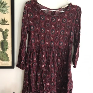  - Favoritklänning från Urban outfitters! Starkt bomullstyg med fint mönster. Kan mötas upp i Uppsala, annars betalar köparen frakten:) 