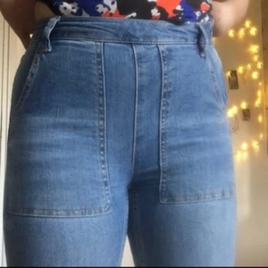  - Bootcut jeans från Gina tricot i fint skick, endast använda ett fåtal gånger! Två stora fickor framtill och två normalstora fick baktill, ingen gylf utan dragkedja i vänstersida. Säljes endast på grund av att de blivit för små för mig! Frakt tillkommer på 42 kronor