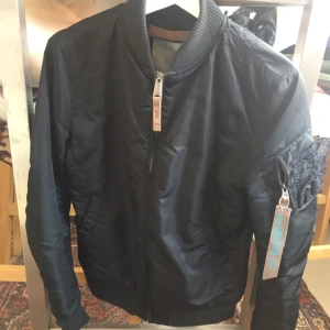  - Alpha industries jacka ( vinter modellen ) i storlek L, superfint skick mycket sparsamt använd. Nypris 1890 kr