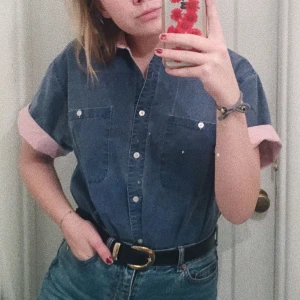  - Skitsnygg vintage jeansskjorta!! Stor i modellen så passar nog de flesta storlekarna! Jag har S och ni ser hur den sitter på mig liksom :)