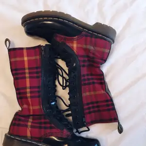 Unika dr. Martens i en högre modell, välanvända men i fint skick. En sula kan behövas lägga i för att de ska bli bekväma, den nuvarande sulan är nött. Köparen står för frakt✨ (FINNS UTE PÅ FLERA SIDOR)