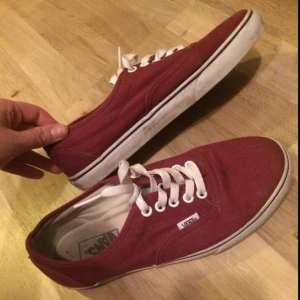  - Mörkröda vans i storlek 39, fint skick. (Lite dammiga på bild) frakt tillkommer! 