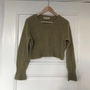  - Ylletröja i kortare modell. Ljusgrön/gul färg