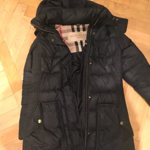  - Burberry dunjacka - hel och ren på alla sätt (i fin skick) Färg: mörk navy Hämtas från södermalm