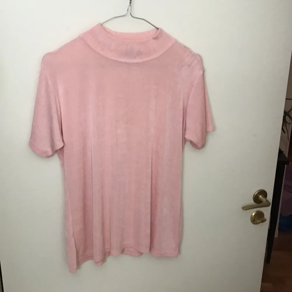 Ultra mega fin viskos polo T-shirt i ljus rosa i stl M. Eco tyg dessutom☘️. T-shirts.