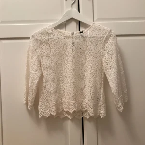  - Spetsblus från H&M, kortare och något vid modell. Perfekt till sommaren! Använd vid 2 tillfällen.   Möts upp i Stockholm eller så står köparen för frakten 🍿