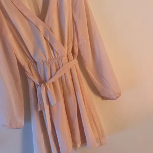  - Ljus rosa klänning ifrån nelly. Aldrig använd. Kan mötas upp i Stockholm eller så står köparen för frakten! 