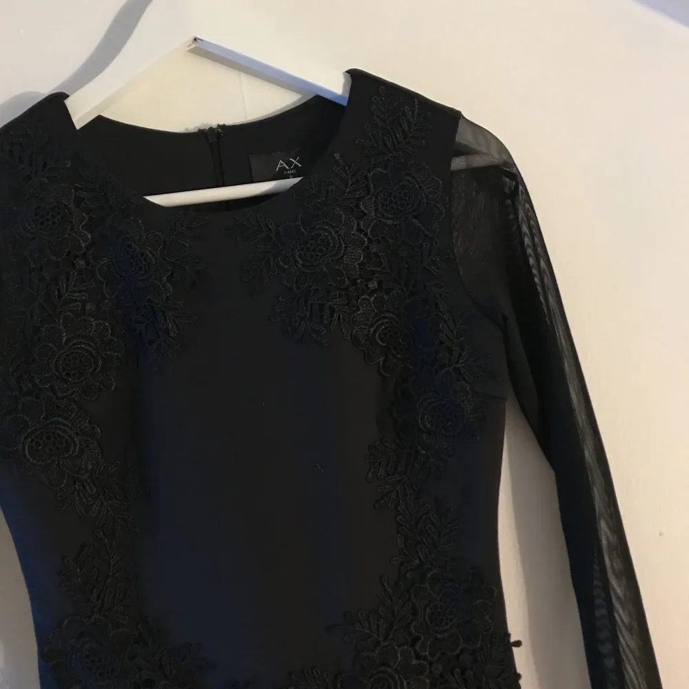 En svart klänning med genomskinliga ärmar och blommbrodyr på tyget. Inprincip aldrig använd, super skick! Kan mötas upp i Stockholm eller så står köparen för frakten! . Klänningar.