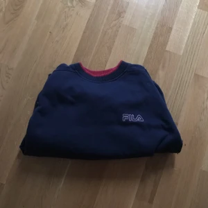  - Superfin och jättemysig Fila tröja. Älskar den verkligen men använder inte längre så vill sälja 😊 Högsta budet får den ❤️