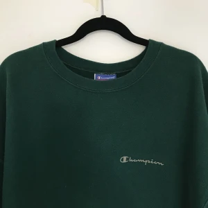  - Mörkgrön champion sweatshirt köp second hand. Bra skick!