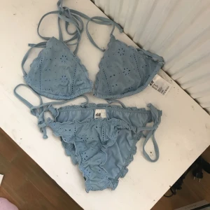  - Söt bikini från HM, knappt använd. Utan ilägg. Toppen i st 40 och underdelen i 42! 