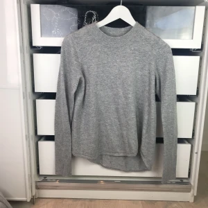  - Halvpolo i superfin grå färg, strl xs! 