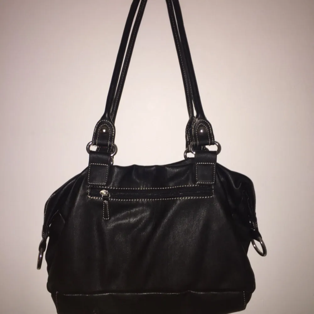 Snygg, svart handväska från Åhléns. Enkel och stilren, bra skick även fast den är använd fåtal gånger. . Väskor.