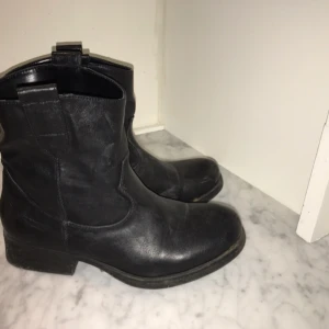  - Låga vinterstövlar från ett italienskt märke. Knappt använda! 😊🌟