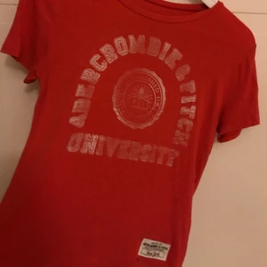  - Knappt använd t-shirt från abercrombie and fitch