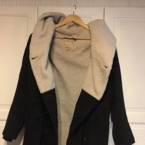  - Supermysig och snygg jacka! Jättestor gosig luva. Knappt använd. Nypris 2000kr