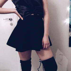  - Veckad kjol från bikbok, väldigt hög i midjan men går att vika ner. Använd ett par gånger. Köparen står för frakt!✨