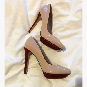  - Lackpumps i syntentläder med puckplatå i syntetmocka. Använda endast en gång, perfekt skick förutom litet märke på insidan av höger sko (se sista bilden).
