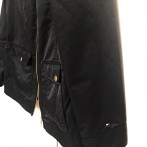  - Höst jacka från Tommy Hilfiger med fina guld detaljer.  Köpts i USA, knappt använd.  Frakt ingår ej. 