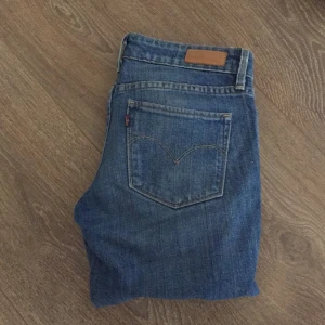  - Levis jeans i storleken 25/32. I bra skick och ger fina former. Lågt pris så först till kvarn! 