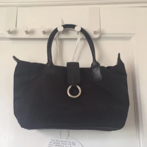  - Säljer en Longchamp liknande väska i svart! Som ny🌸 frakt betalas av köparen