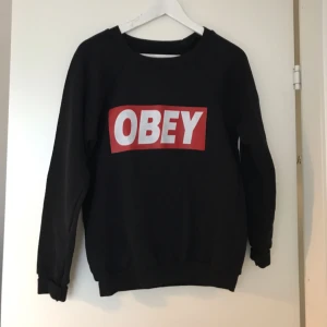  - Oanvänd tjocktröja i strl S 🌸