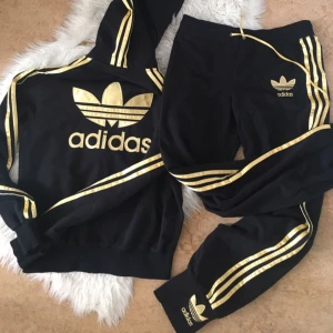  - Ej äkta märke men superfin dress i adidas. Passar S  Kan fraktas eller mötas upp i Linköping/Norrköping  Priset gäller båda delar tillsammans och säljes i set!