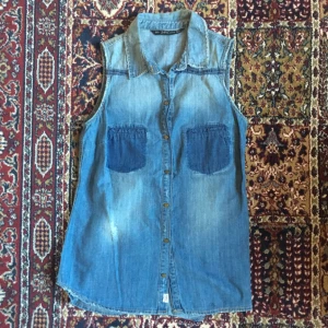  - Köpt på Second Hand. Använd fåtal gånger och det fattas ett fäste till knappen längst ner. Men det är inget som märks när man har den på sig. Köparen står för frakt, har Swish:) 