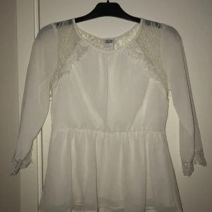  - Fin blus från vero Moda. Säljer den pga jag har alldeles för många liknande blusar. Nypris 399
