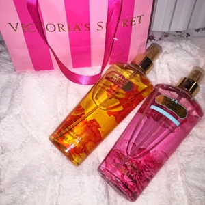  - Bodymist från Victoria's Secret. 100 kr styck, vilket är billigare än vad jag köpte dem för. "Coconut Passion" och "Secret Crush" är dofterna!