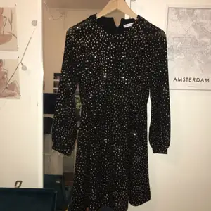 Så himla fin svart klänning från & Other Stories med små paljetter. Aldrig använd pga har redan liknande klänningar. Perfekt t nyår! Nypris 1250kr. 