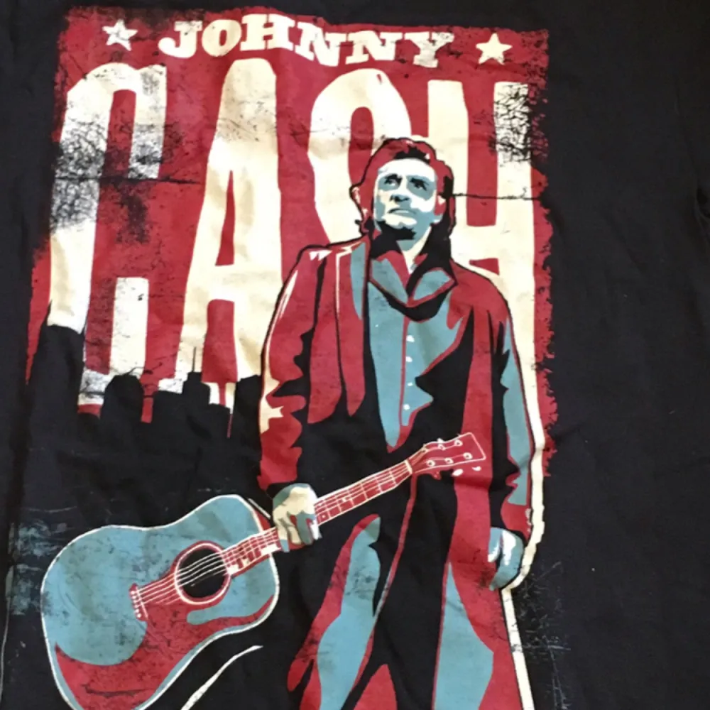 Garderobsrensning!  Tshirt med Johnny Cash. Oanvänd men hängt i garderoben ett tag. Killmodell på tröjan!  Skriv vid intresse   Frakt tillkommer på 20 kr. T-shirts.