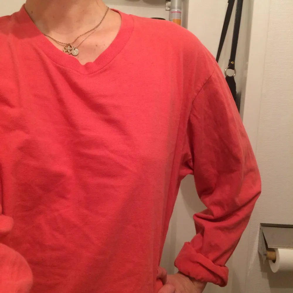 Fin tröja från american apparel i korall röd färg. Storlek L, passar en S/M som oversize. Upphämtning eller frakt  . Hoodies.