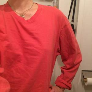 Fin tröja från american apparel i korall röd färg. Storlek L, passar en S/M som oversize. Upphämtning eller frakt  