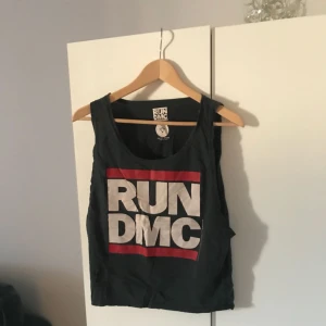  - Run dmc tröja. 