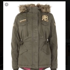  - Säljer denna jätte fina parka jackan från Pauls boutique vilket är ett jätte fint märke från London. Märket säljer inte kläder mer utan bara deras väskor. Den är använd en halv vinter om ens de men i super bra skick. Fler bilder i PM. Kan gå ner i pris vid snabb affär. Köptes för 5000 ungefär