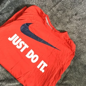  - Nike t-shirt, använd runt 2 gånger, köparen står dör frakten, äkta 😘💕
