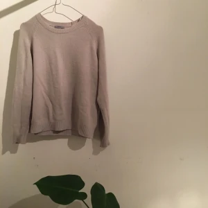  - Sparsamt använd tjocktröja från cos. 100 % cashmere, sticks ej och otroligt mjuk. Dm för fler bilder! Frakt ingår. 