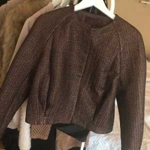  - Jacka med glitterdetaljer från H&M, fint skick.