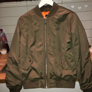  - Säljer min gröna bomberjacka, använder den aldrig längre. Står att det är storlek L men jag själv är storlek M och skulle säga att jackan passar till medium. Frakt ingår. Betalning via swish