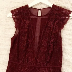  - Mörkröd Body ifrån hm, aldrig använd då den är för liten för mig☀️