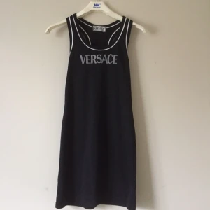  - Stort versacelinne som fungerar perfekt som kort, tight klänning för en med storlek XS-S  Möts upp i söderort eller postar!